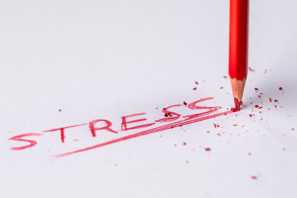 mot stress écrit au crayon rouge