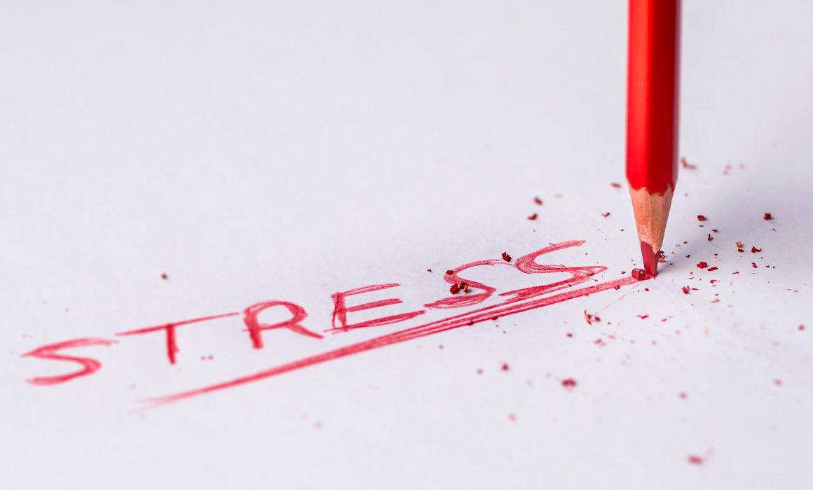 mot stress écrit au crayon rouge