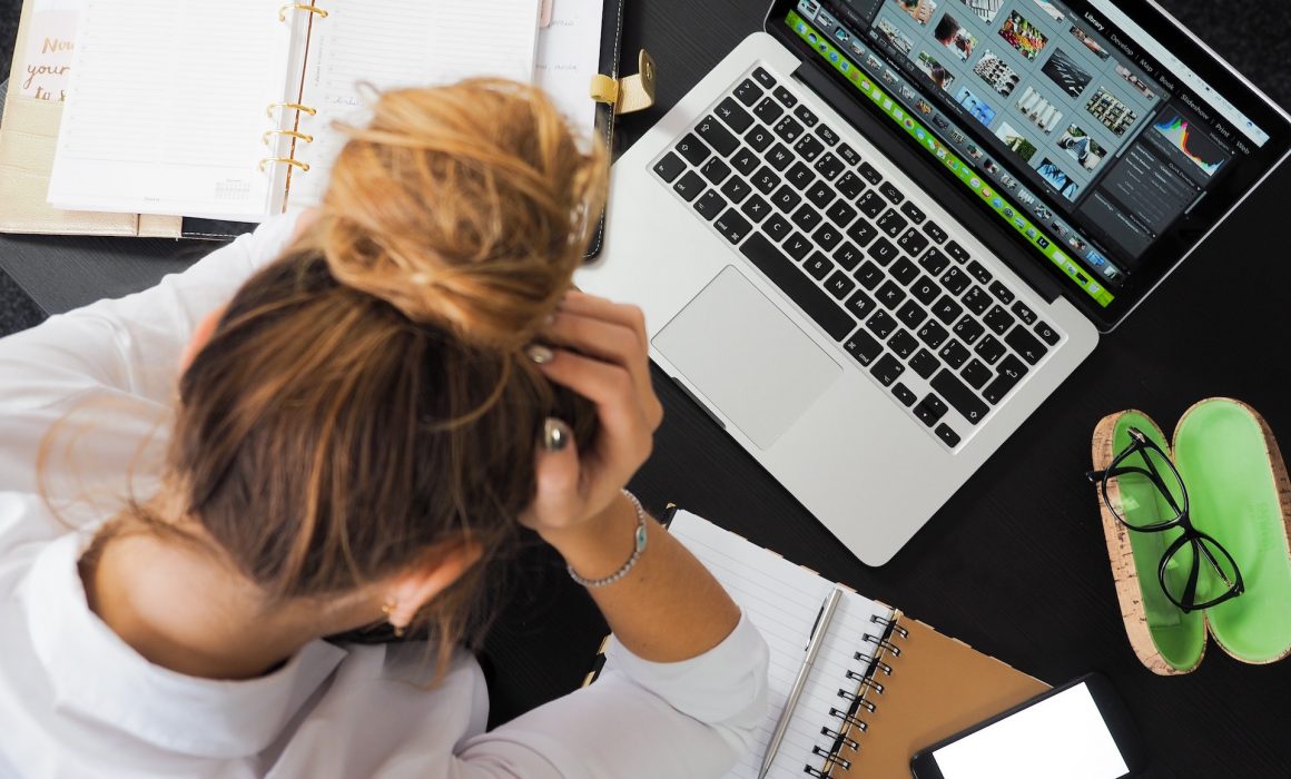 femme stressée devant son ordinateur portable